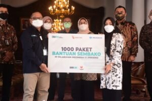Ikfuna Nyerahkan Paket Sembako Bagi Warga Terdampak PPKM di Desa Claket & Padusan
