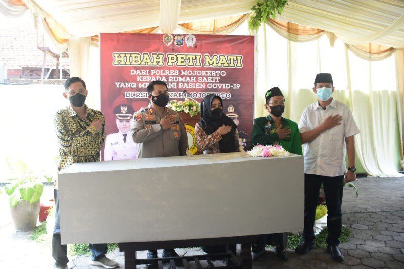 Polres Mojokerto Menyerahkan Hibah Peti Jenazah untuk RSI Sakinah
