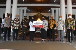 Ikfina Bagikan 1.000 Paket Sembako dari Bank Jatim untuk Pengrawit Gamelan