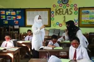 Bupati Ikfina Pantau Tiga Sekolah, SD-SMP Dibagi 50%, TK Dibatasi 33%