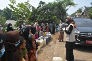 Ikfina Dampingi BPBD Distribusikan Air Bersih Warga Kunjorowesi