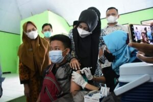 Bupati Ikfina Pantau Vaksinasi Merdeka Serentak Pesantren & Rumah Ibadah