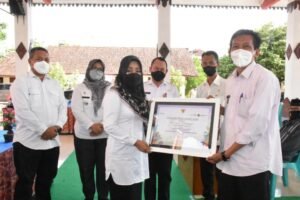 Bupati Menyerahkan Bansos ke Pengrawit Kabupaten Mojokerto