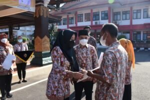 Penyerahan SK, Ikfina Serukan ASN Tolak Pungutan Uang Naik Jabatan