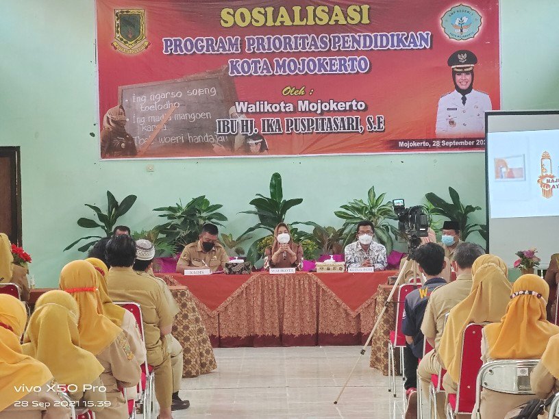 Ning Ita Berikan Motivasi 120 Guru di Aula SMPN 3 Kota Mojokerto