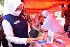 Bupati Ikfina Borong Dagangan di Pasar Murah Prepekan Maulud