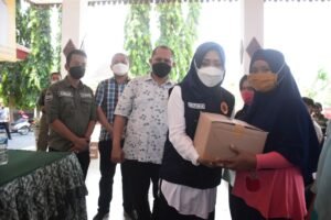 Bupati Ikfina Beri Bansos Pedagang Lingkup Sekolah
