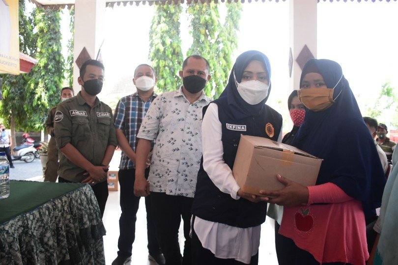 Bupati Ikfina Beri Bansos Pedagang Lingkup Sekolah