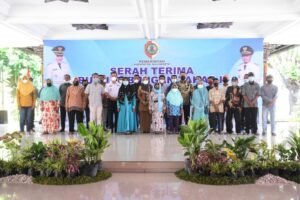 Bupati Ikfina Serahkan Buku Tabungan Per Rumah Rp 20 Juta