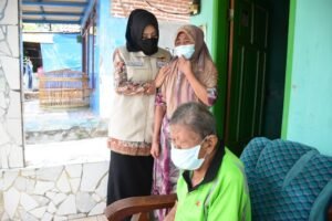 Bupati Ikfina Beri Bantuan Kursi Roda untuk Warga Sumberglagah