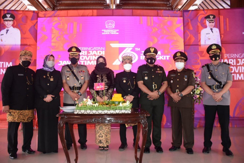 HUT ke-76 Provinsi Jatim, Ikfina Beri Penghargaan Kecamatan dan Puskesmas Berprestasi