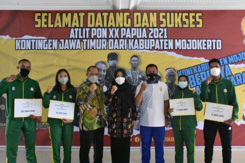 Bupati Ikfina Beri Bonus Uang Pembinaan Atlet PON XX Papua 2021
