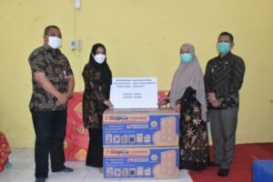 Bupati Ikfina Serahkan Bantuan untuk LKSA Al Muqorrobin