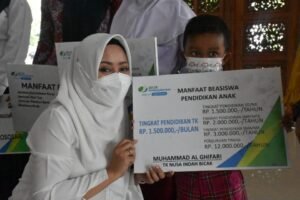 Bupati Ikfina Serahkan BSU Ketenagakerjaan Tahun 2021
