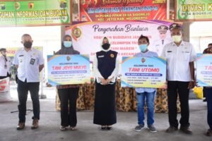 Bupati Ikfina Beri Bantuan Peternak Jangkrik