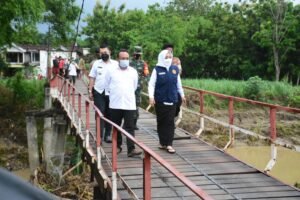 Bupati Ikfina Turun Langsung Cek Jembatan Ambles Dusun Talunbrak