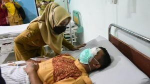 Bupati Ikfina Jenguk dan Takziah Korban Pohon Tumbang Seloliman