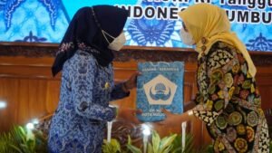 Ning Ita Berikan Cindera Mata pada ASN yang Akan Masuk Purna Tugas