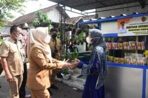 Bupati Ikfina Datang Door-to-Door Antar Bantuan Alat Usaha