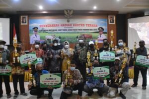 Bupati Menyerahkan Hadiah Kontes Ternak Dinas Pertanian Kabupaten Mojokerto