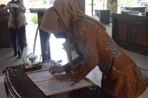 Bupati Ikfina Tandatangani Pakta Integritas bersama Kades