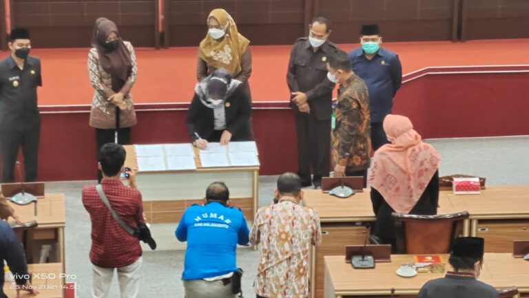 DPRD Bersama Bupati Mojokerto Tetapkan Raperda tentang APBD Tahun Anggaran 2022
