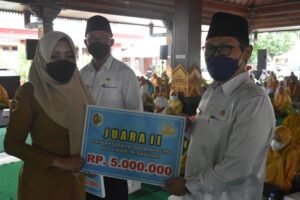 Bupati Ikfina Serahkan Hadiah untuk Hafidz-Hafidzah Juara MTQ