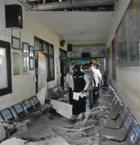 Bupati Ikfina Cek Langsung Atap Ambrol UPT Puskesmas Tawangsari