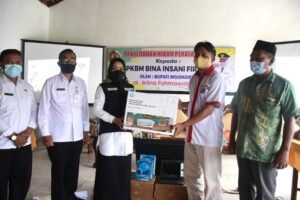 Bupati Ikfina Menyerahkan Hibah Perangkat Laptop untuk PKBM Insani Firaas
