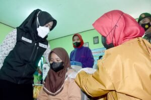 Bupati Ikfina Awasi Vaksinasi Serentak 3.000 Anak