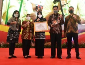 Bupati Ikfina Terima Penghargaan Anugerah Meritokrasi 2021