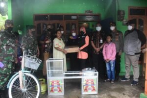 Bupati Ikfina Serahkan Bantuan Alat Dagang Pentol