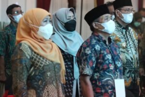 Bupati Mojokerto Dampingi Warganya Terima SK TORA