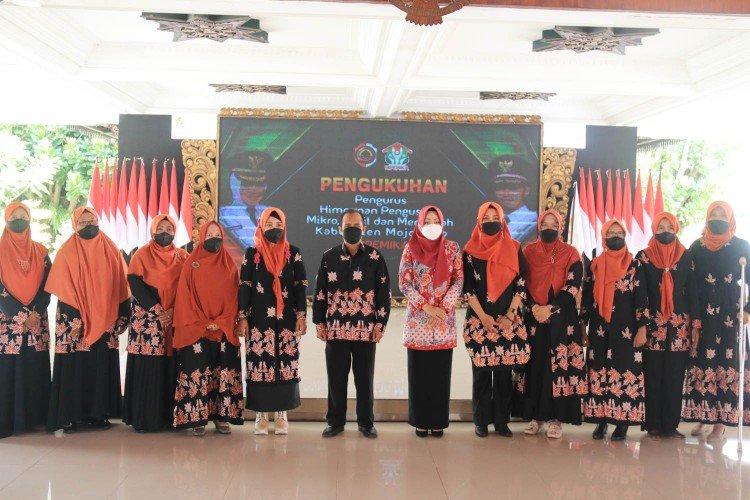 Kukuhkan Pengurus Hipemika Mojokerto, Bupati Harapkan Kolaborasi Kembangkan UMKM
