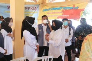 Mensos Risma Tinjau Penyaluran Bantuan di Mojokerto