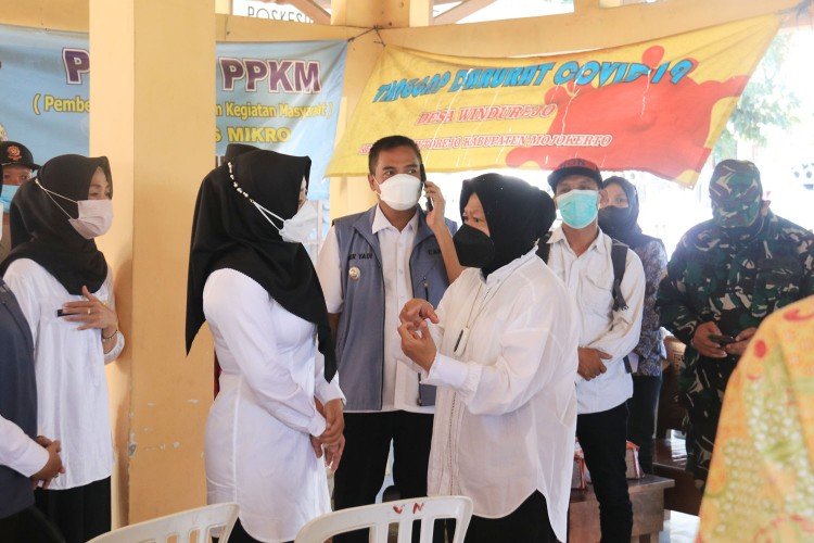 Mensos Risma Tinjau Penyaluran Bantuan di Mojokerto