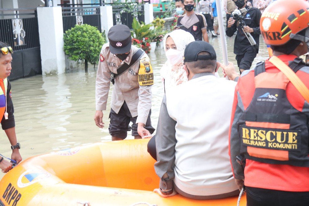 Bupati Ikfina Tinjau Lokasi Banjir, Pastikan Warga Terdampak aman dan Sehat