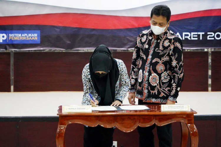 Pemkab Mojokerto Serahkan LKPD Tahun 2021 ke BPK Jatim