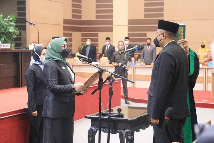 Bupati Ikfina Saksikan Pengangkatan Pengganti Antar Waktu DPRD Kabupaten Mojokerto