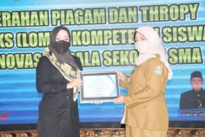 Bupati Mojokerto Serahkan Penghargaan Juara LKS SMK dan Inovasi Kepala SMA