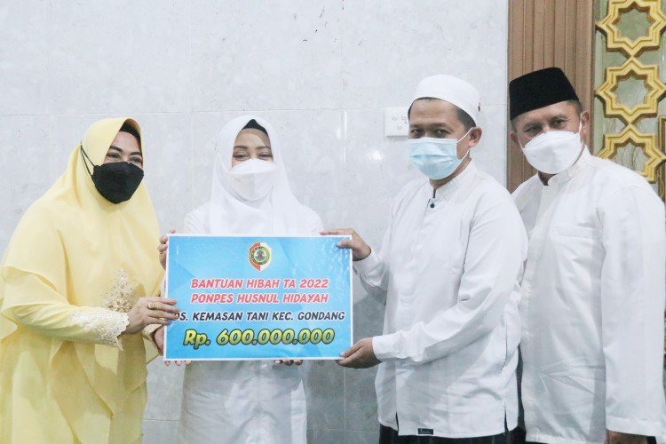 Ikfina Serahkan Dana Hibang 600 Juta Untuk Masjid Husnul Hidayah Kemasantani