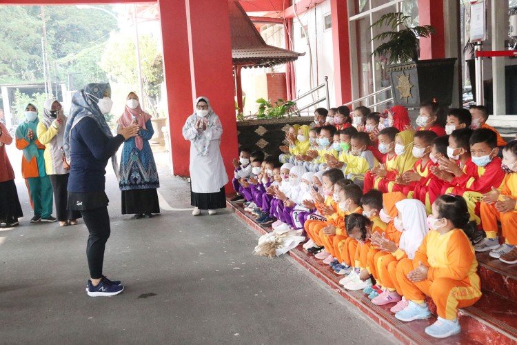 Bupati Ikfina Kenalkan Profesi Sejak Dini Pada Siswa TK dan KB