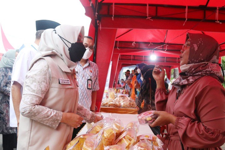Bupati Mojokerto Buka Pasar Murah Ramadhan di Desa Mlirip