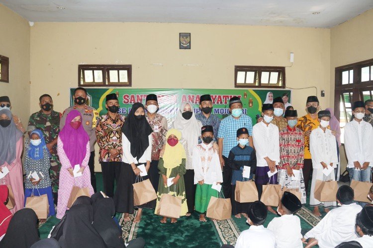 Bupati Mojokerto Serahkan Santunan Ke 314 Anak Yatim di Wilayah Mojosari