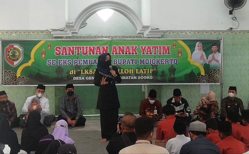 Bupati Mojokerto Beri Santunan Anak Yatim LKSA Abdulloh Latif