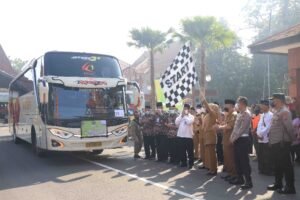 Bupati Mojokerto Lepas Keberangkatan CJH Kloter 33