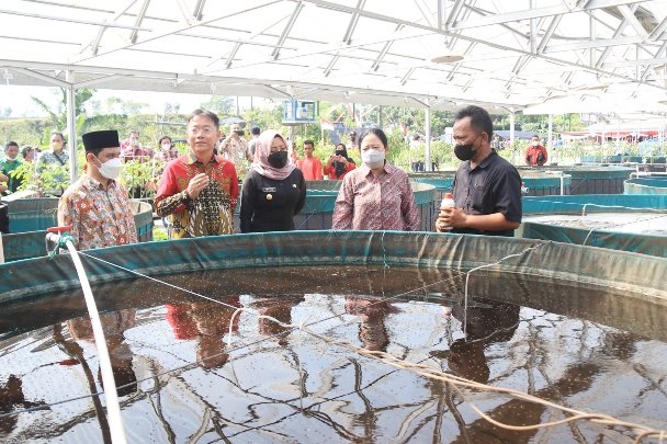 Puan Maharani Tilik Pemanfaatan Sampah di TPA Karangdieng