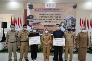 Meningkatkan kualitas Sumber Daya Manusia, Ning Ita Berikan Beasiswa pada Mahasiswa