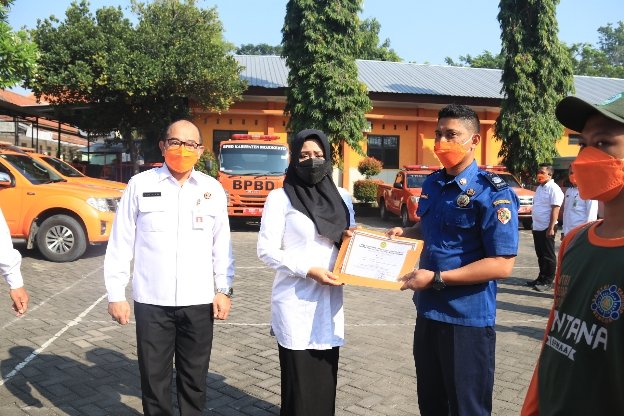 Bupati Mojokerto Serahkan Sertifikat Pelatihan Jungle Rescue