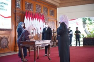 Ning Ita Melantik 7 Pejabat Administrator dan Pengawas Pemkot Mojokerto